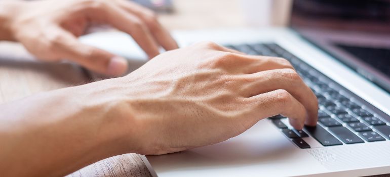 In tema di diffamazione, l’individuazione dell’autore di un p...