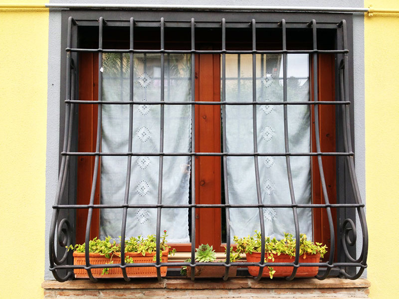 È illegittima l’installazione delle grate di sicurezza alle f...