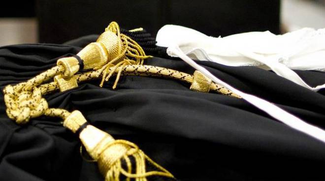 La morte, come la radiazione o la sospensione dall’albo, dell...