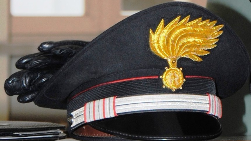 Ottengono 15.000 euro dalla madre di un carabiniere per farlo...