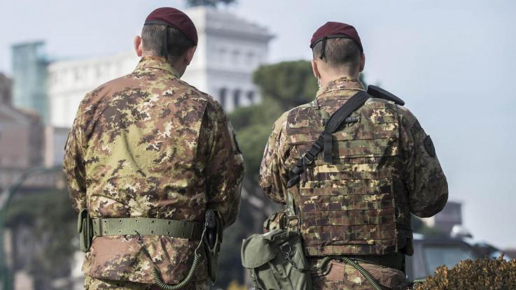 Frequentazione, da parte di un carabiniere, di persone colleg...