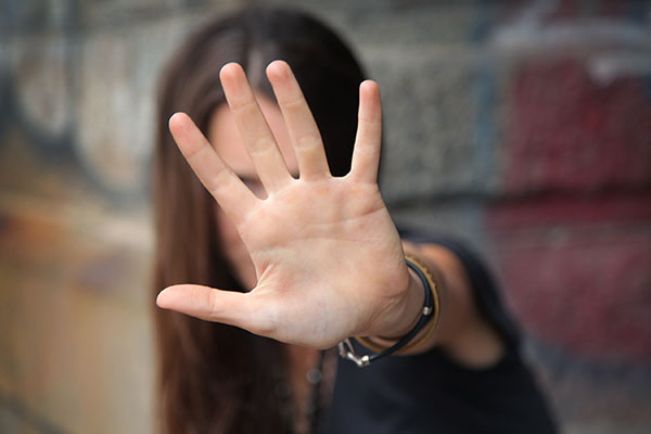 L’atto di infliggere uno schiaffo al volto rivolta dall’uomo ...