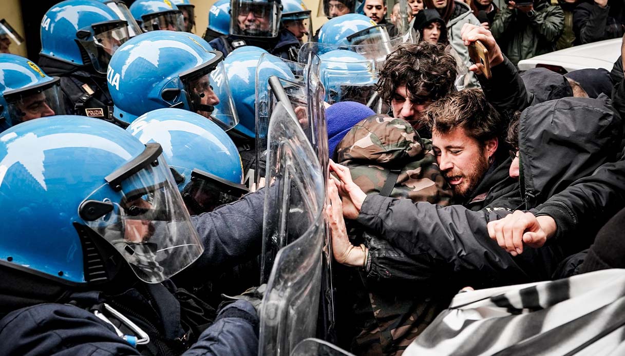 Corteo di protesta e scontri con le forze dell'ordine: il sol...