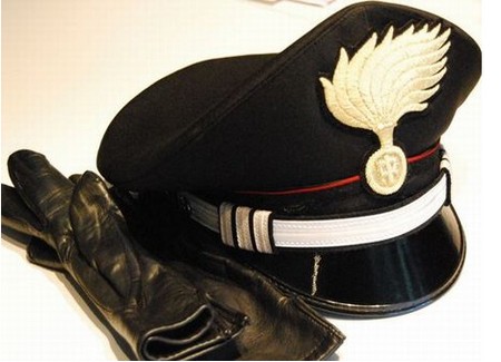 Frequentazione, da parte di un carabiniere, di persone colleg...