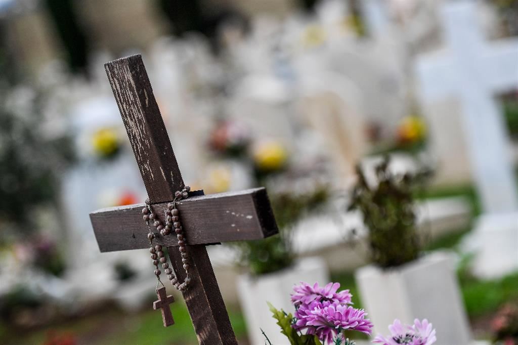 Registro cimiteriale. In tema di falso ideologico, costituisc...