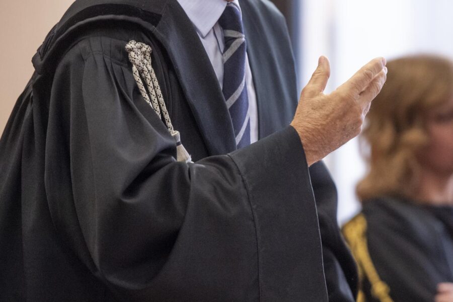 All'avvocato che altera la procura comminata la sospensione d...