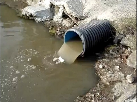 In tema di reati ambientali, e segnatamente di scarichi di ac...