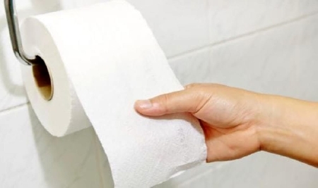 Tenta di rubare un dispenser di sapone liquido, la carta igie...