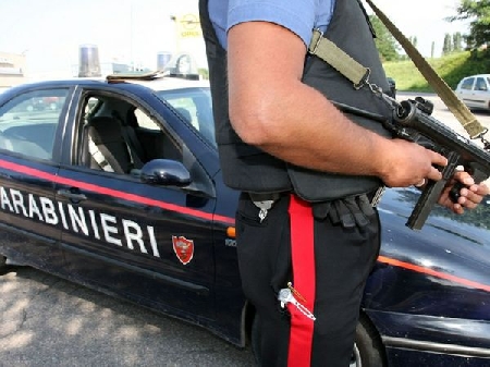 Fermato in stato di ebbrezza si sdraia davanti al veicolo per...