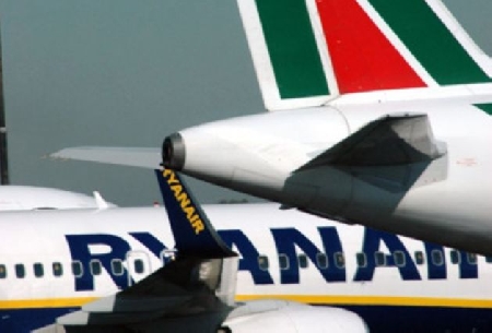 Seduta in aereo viene palpeggiata dal vicino passeggero. E' v...