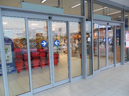 La porta automatica di un centro commerciale non funziona ben...