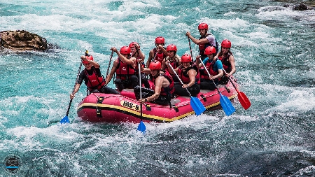 Rafting: una donna si lancia da un ponte in un torrente, diet...