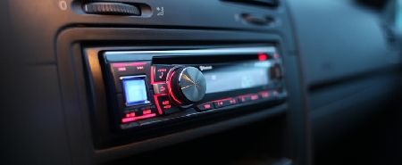 Ladro di un'autoradio installata a bordo di autocarro parcheg...