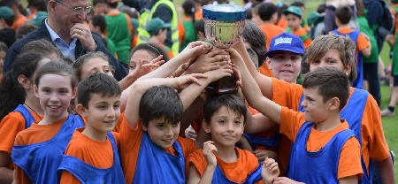 Un'associazione crea un evento sportivo rumoroso una volta al...