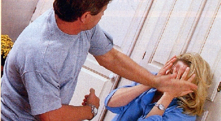 La moglie scappa di casa perchè il marito è violento.
