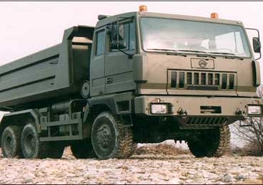 Riciclaggio di un camion di tipo militare.