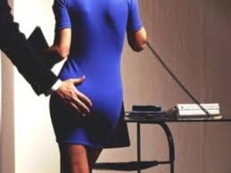 Durante un rapporto con una donna le stringe forte i seni. E'...