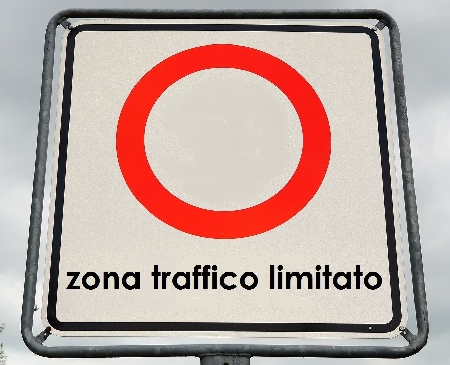 Spoleto. Accesso alla zona a traffico limitato del centro sto...