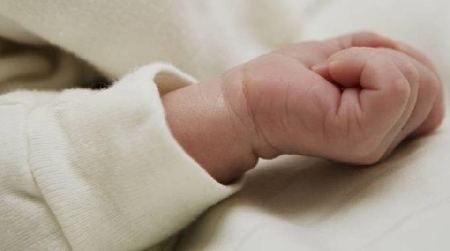 Un bimbo nasce con un grave ritardo neuromotorio dovuto ad ip...