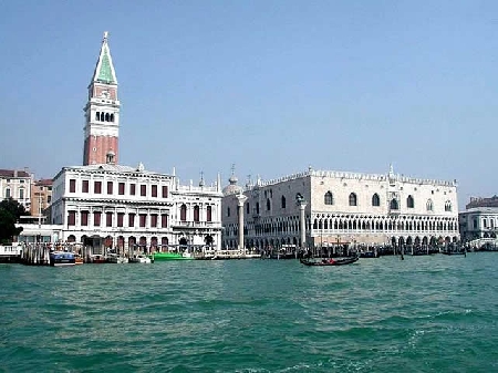 Il comune di Venezia ordina ad un Hotel la copertura e la rim...