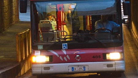 Trovato sul bus senza biglietto: da false generalità al contr...