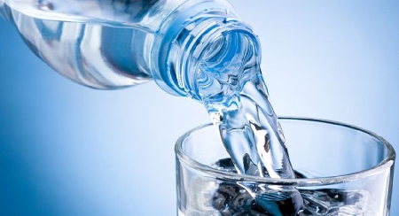 Chi pone bottiglie d’acqua, destinate alla vendita, esposte a...