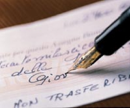 La falsità commessa sull'assegno bancario, munito della claus...