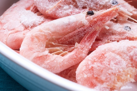 La detenzione nella cucina di un ristorante di prodotti conge...