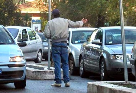 Parcheggiatore abusivo che per farsi pagare minaccia danni al...