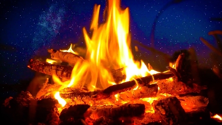 Falò in spiaggia. Le ceneri sotto la sabbia. Il Comune è tenu...