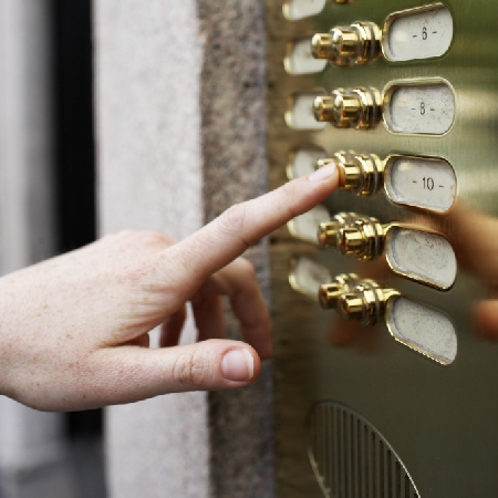 I Carabnieri suonano il campanello due volte per verificare l...
