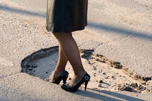 Una donna cade in una buca presente sul manto stradale fra i ...