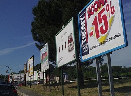 I cartelli pubblicitari bifacciali sono potenzialmente più pe...