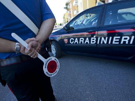 Ad un posto di blocco dei Carabinieri scappa alla richiesta d...