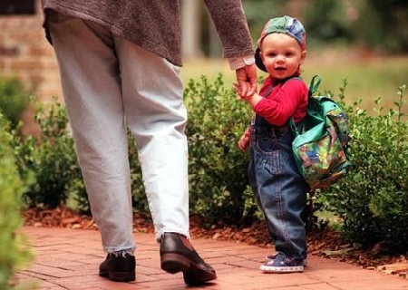Un bambino cade dallo scivolo in un parco pubblico. Si applic...