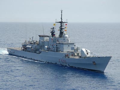 Militare addetto alla lavastoviglie della cucina di truppa vi...