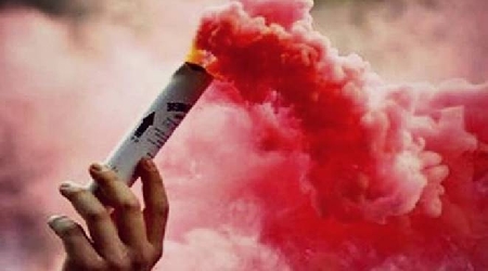Calcio. Tifoso lancia un fumogeno verso uno spazio vuoto dell...