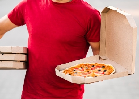Una pizza bollente cade sulla gamba del cliente. Il ristorato...
