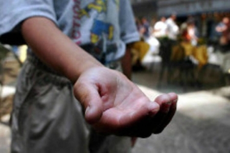 Il figlio chiede l’elemosina per strada? Il genitore risponde...