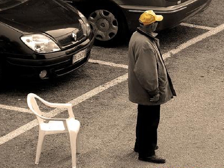 Catania. Il posteggiatore abusivo dice all'automobilista: O p...