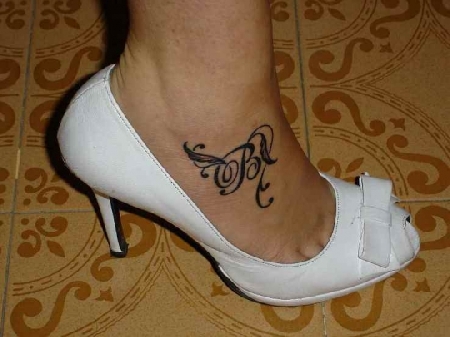 Tatuaggio visibile con l' uniforme estiva, nonché con la tenu...
