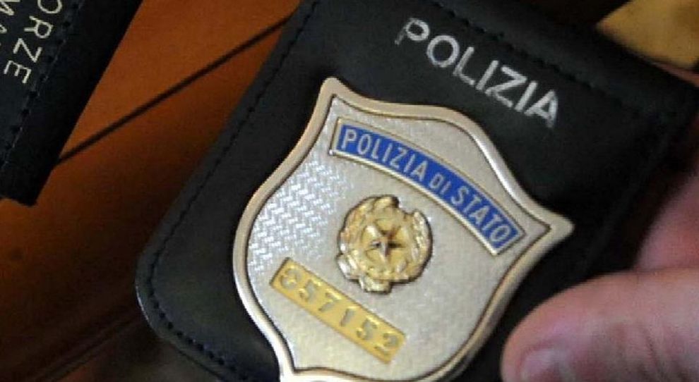 Poliziotto smarrisce fuori servizio la tessera identificativa...