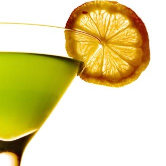 Ragazzina fuori da un cocktail-bar con una bevanda alcolica i...