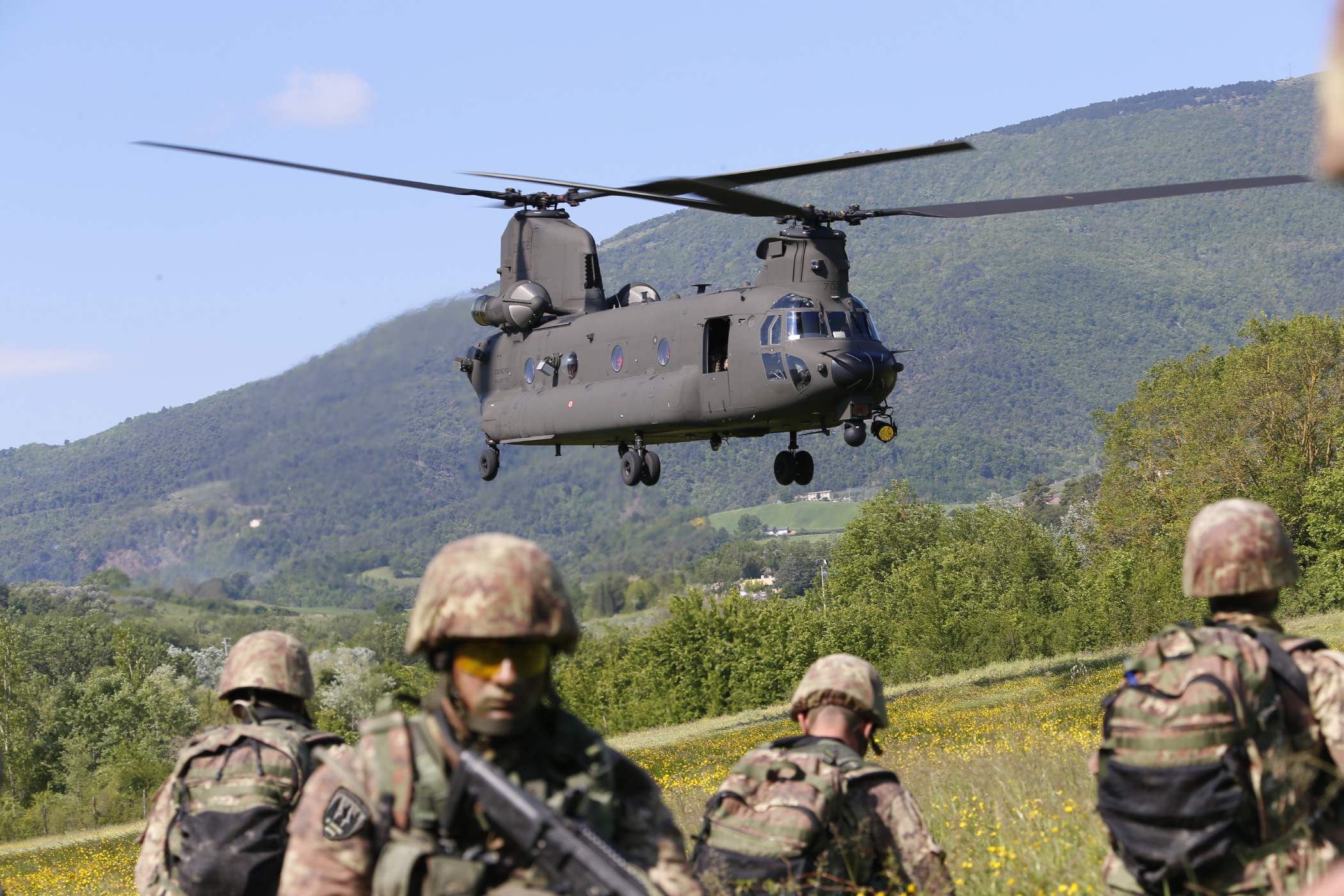 In caso di reati militari commessi da militari italiani all&#...