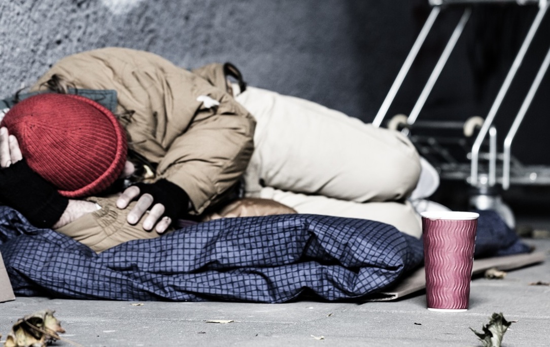Il senzatetto che entra in un appartamento disabitato per occ...