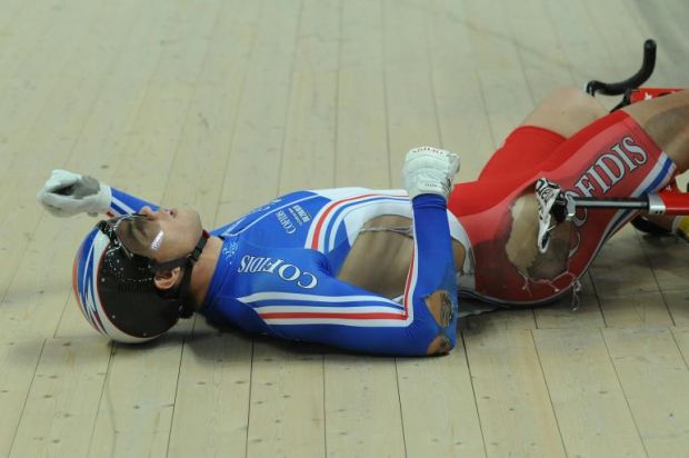Automobilista tampona un ciclista. Se la condotta di quest...