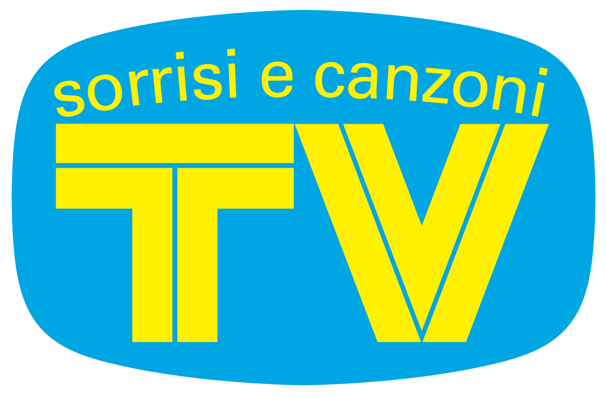 Una donna viene ripresa mentre, mano nella mano, passeggia co...