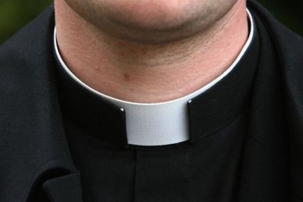 L'ex amante di un sacerdote chiede continuamente somme di...
