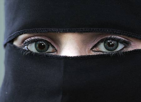 Obbliga la consorte a indossare il velo islamico: è maltratta...