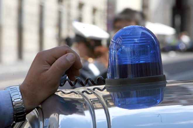 Il privato non può circolare con il lampeggiante blu sulla ve...